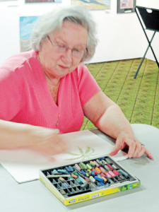 Glenda Spinks demonstrates how to use pastels. (Courtesy photo)